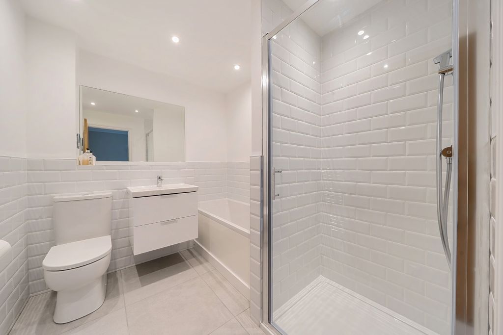Property photo 3 of 9 1333549-17-688Ca5...
