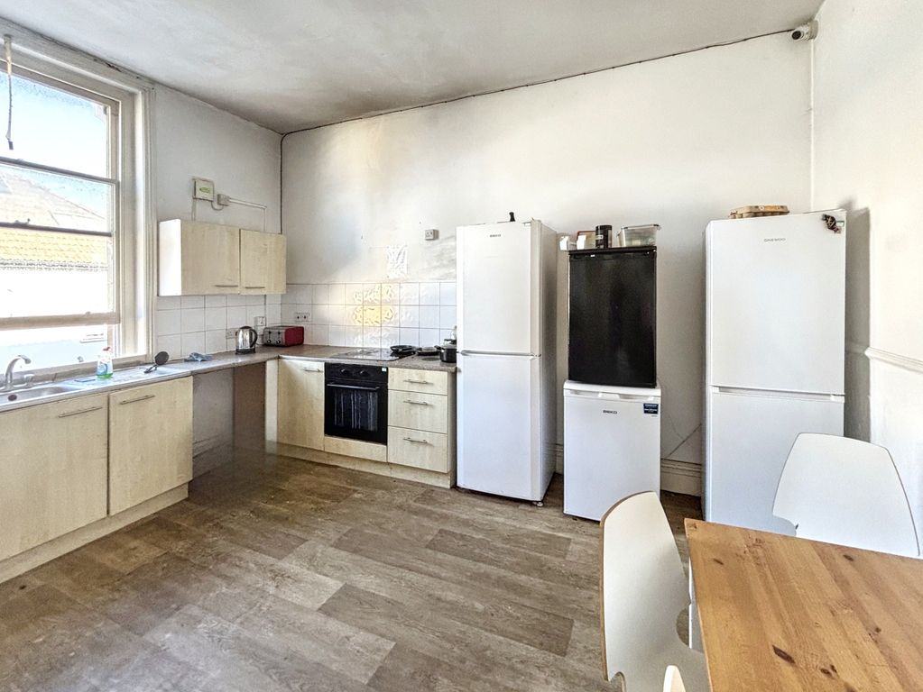 Property photo 2 of 7 Kitchen 1