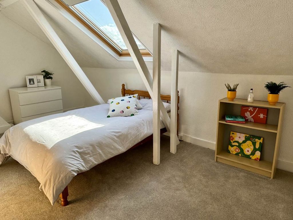 Property photo 1 of 10 Room 5