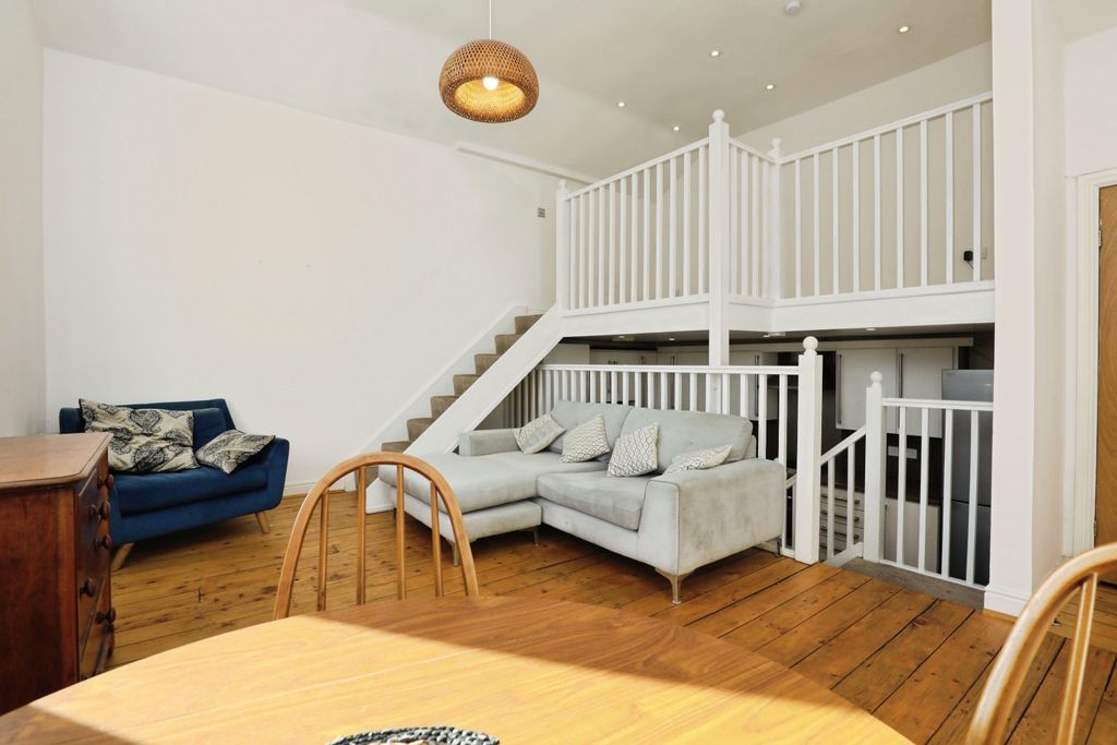 Property photo 2 of 16 Lounge