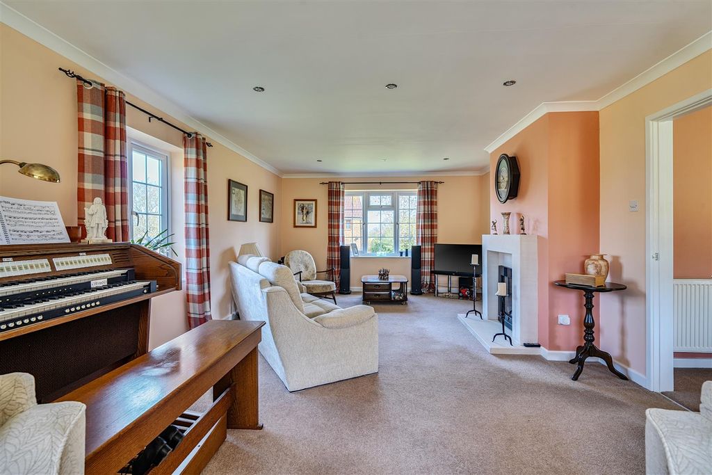Property photo 3 of 19 Sitting Room