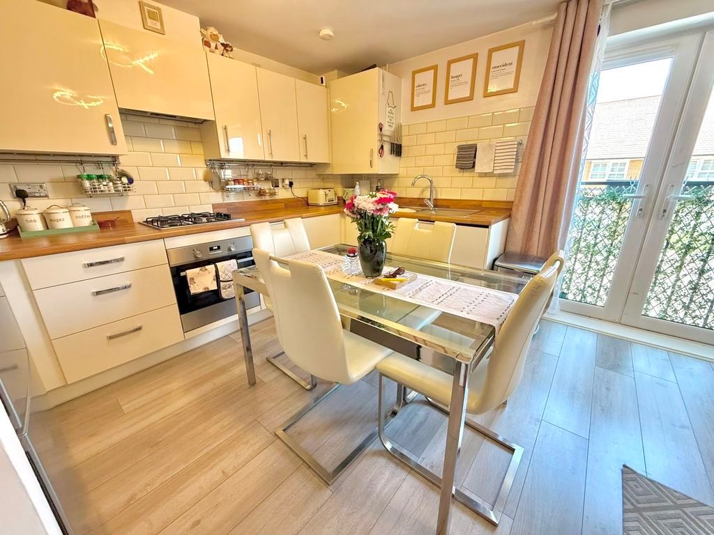 Property photo 3 of 11 Kitchen