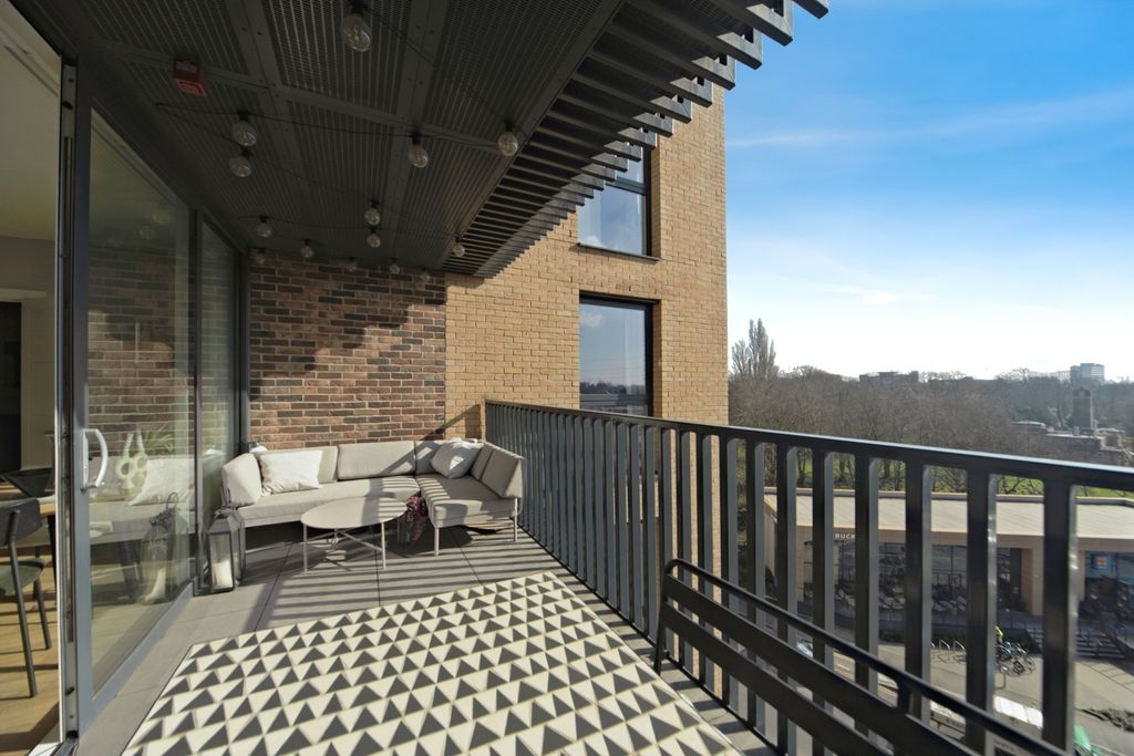 Property photo 1 of 10 Balcony