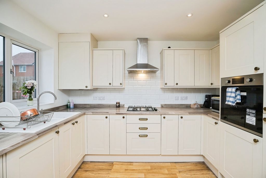 Property photo 2 of 17 Kitchen/ Dining Room