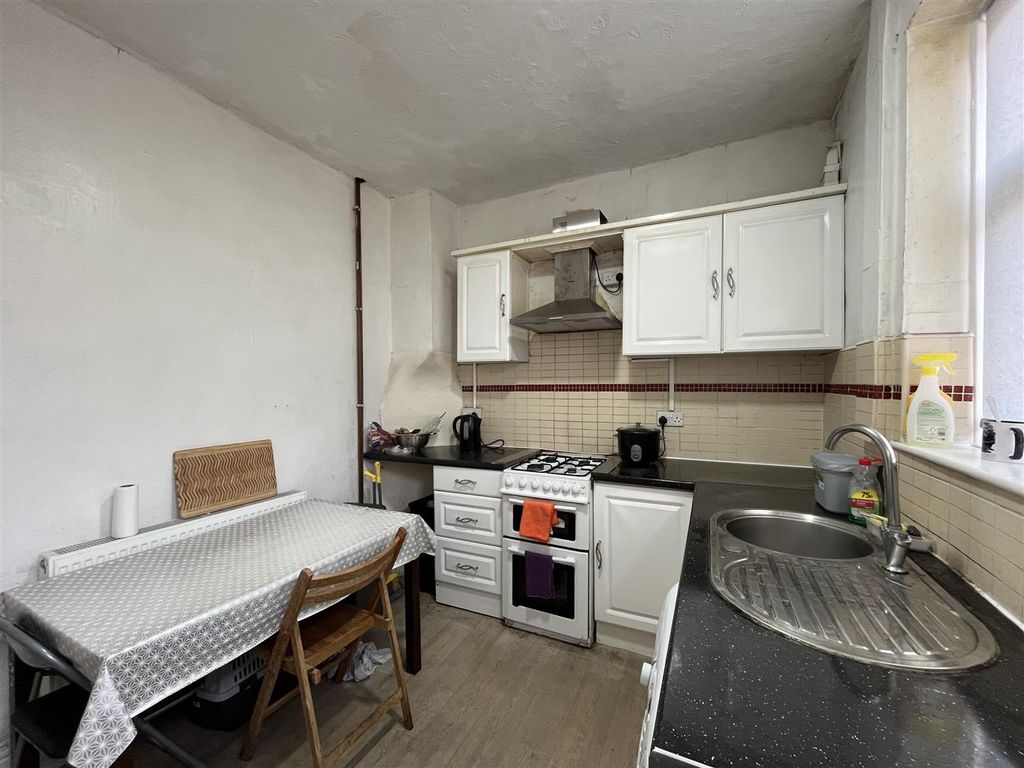 Property photo 3 of 9 Kitchen