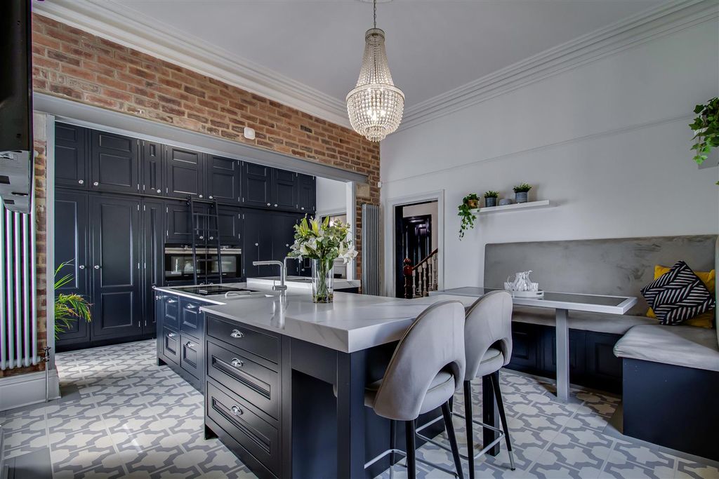 Property photo 2 of 33