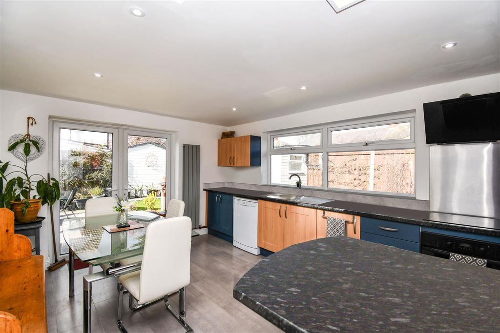 Property photo 3 of 20 Kitchen / Dining Room