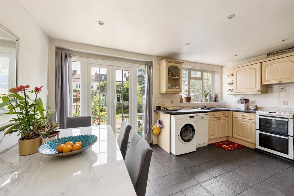 Property photo 3 of 28 Matlock Road, E10