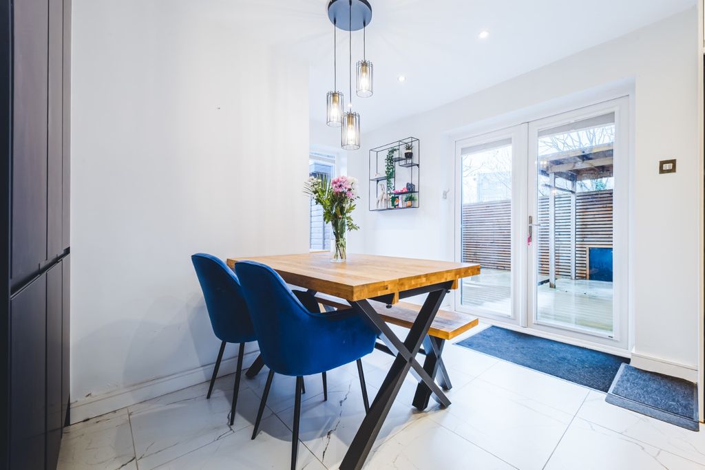 Property photo 3 of 33 3884024