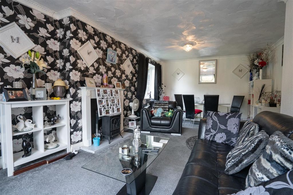 Property photo 2 of 18 Lounge