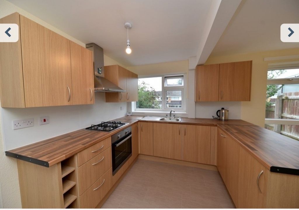 Property photo 3 of 10 Kitchen