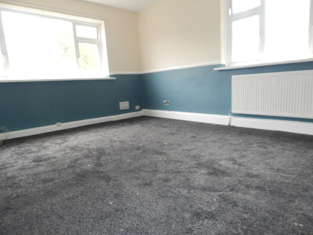 Property photo 3 of 18 Living Room