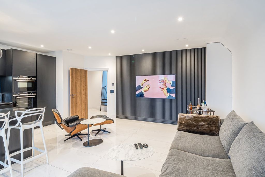 Property photo 3 of 21