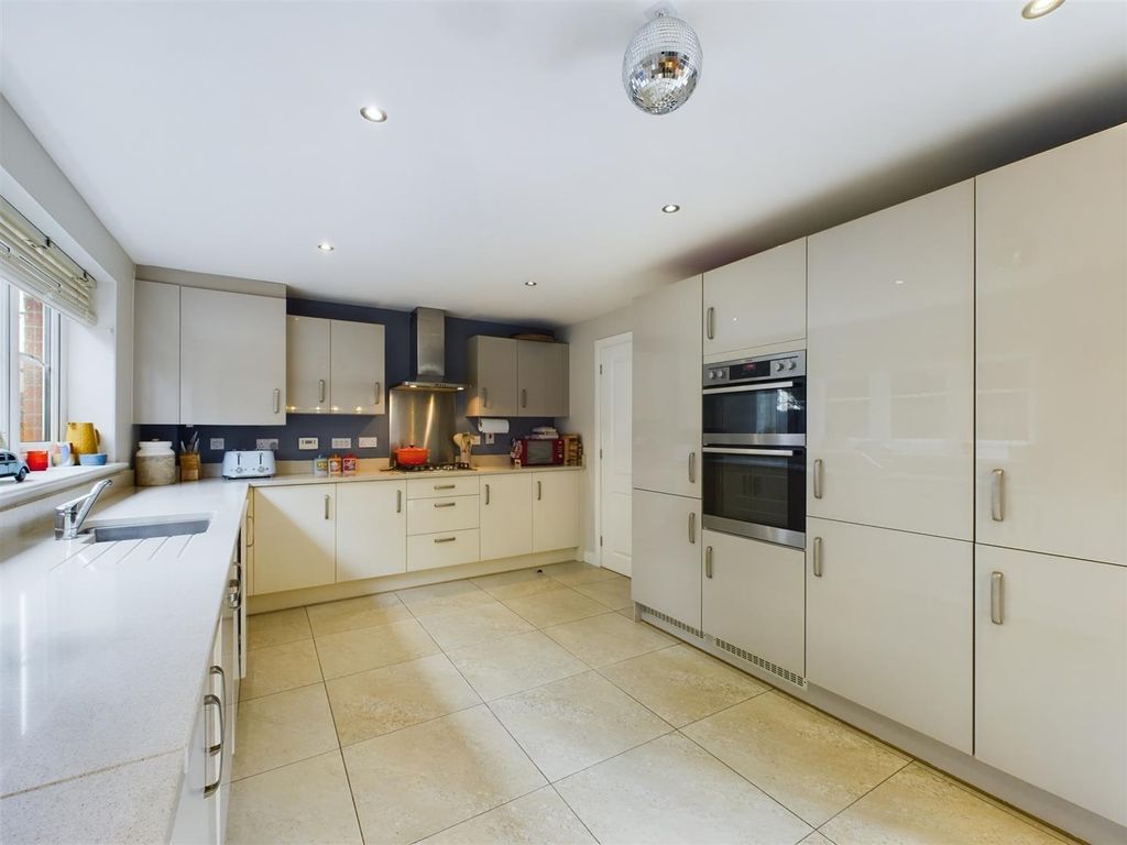 Property photo 3 of 32 Cam02295G0-Pr0157-Still024.Jpg