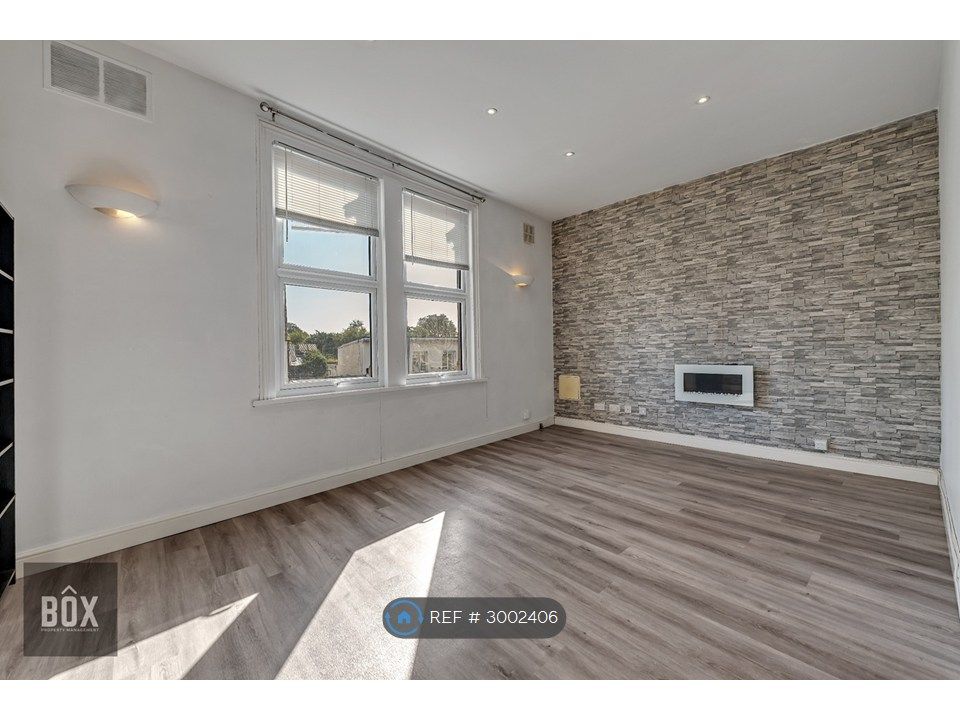 Property photo 1 of 15 Lounge