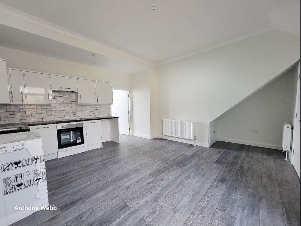 Property photo 3 of 8 Kitchen/Reception