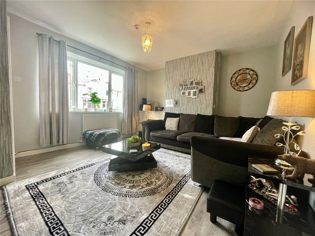 Property photo 3 of 11 Lounge