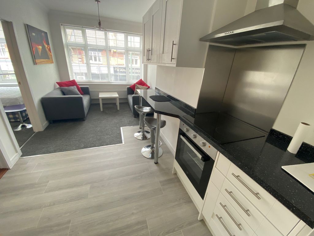 Property photo 1 of 10 3 Bed Flat To Rent Charminster Road, Bournemouth Bh8