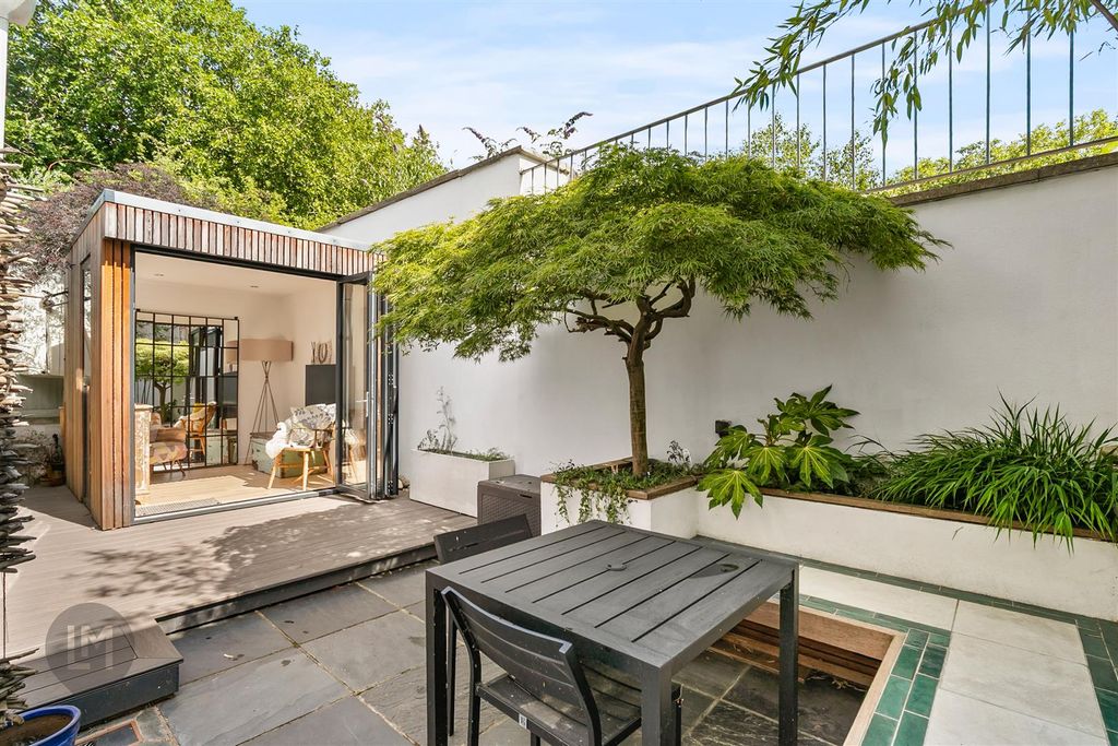 Property photo 2 of 10 Garden