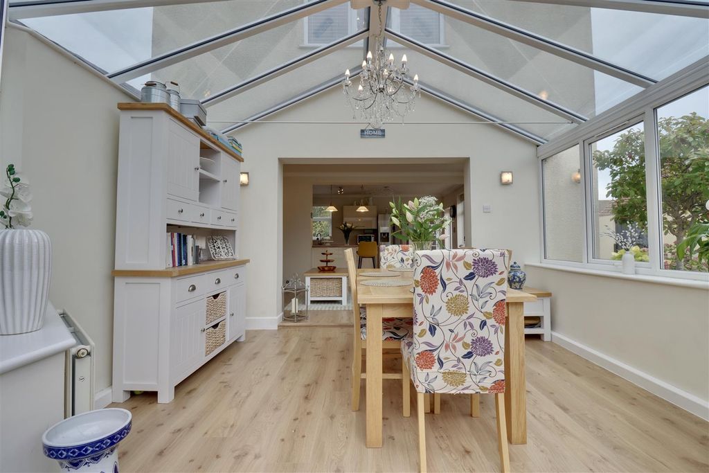 Property photo 2 of 39 00Edf8F2-6Ea7-4835-B858-2Aab7D6Edd25_1_201_A.Jpeg