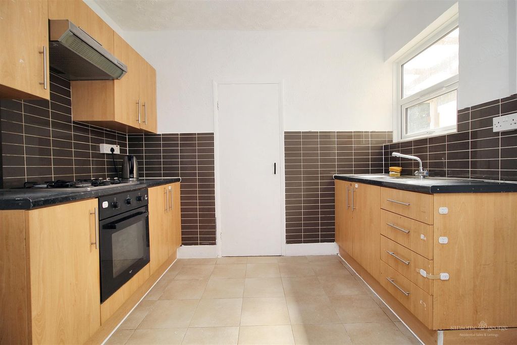 Property photo 3 of 20 Kitchen