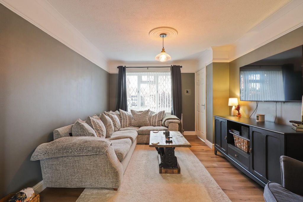 Property photo 2 of 18 Lounge