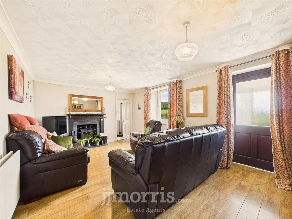 Property photo 3 of 43 Sitting/Dining Room