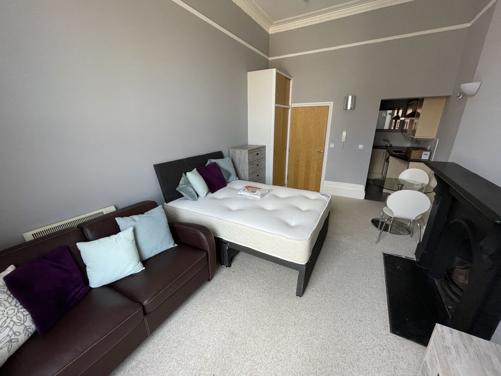 Property photo 1 of 9 A Well-Appointed Master Bedroom Featuring A Comfor...