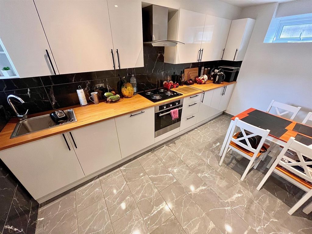 Property photo 3 of 11 Kitchen/Dining Room