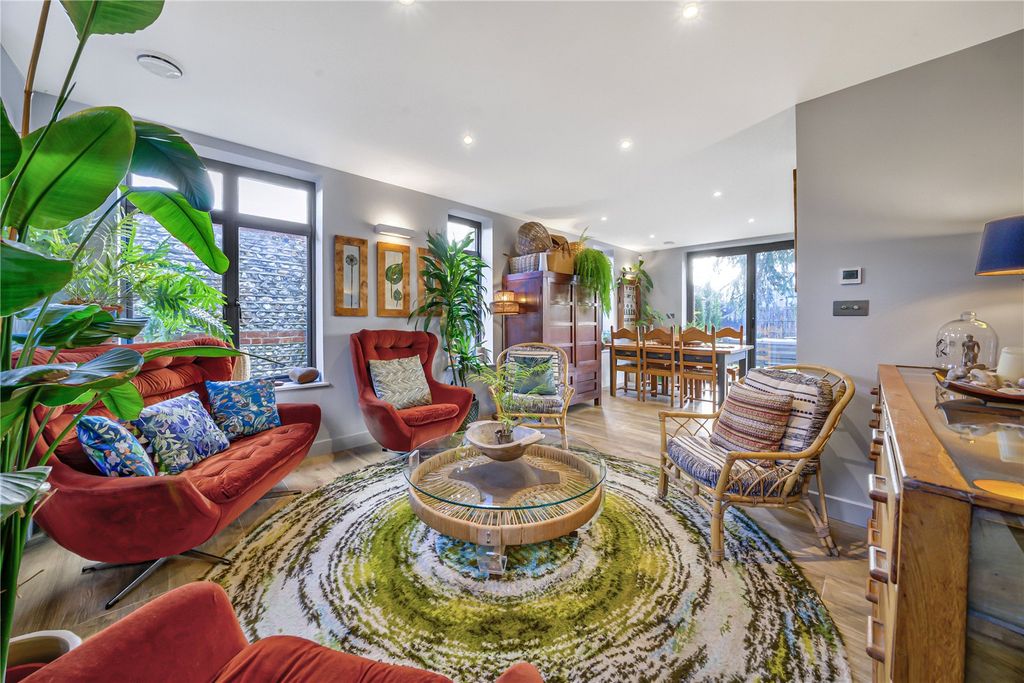 Property photo 3 of 57 Sitting Area