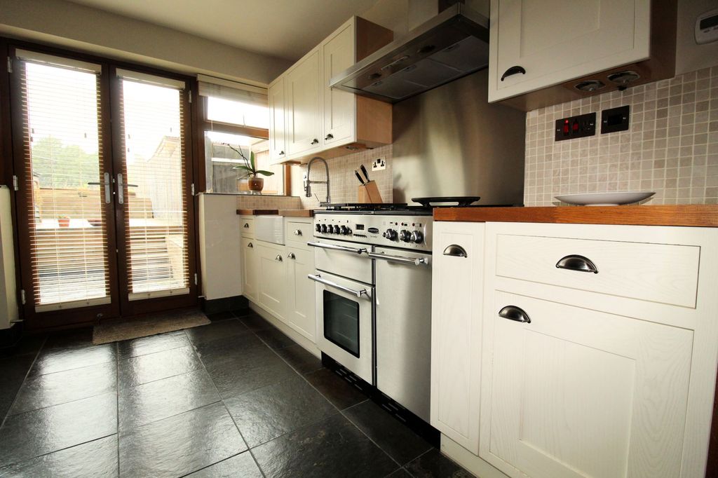 Property photo 3 of 23 Kitchen 2