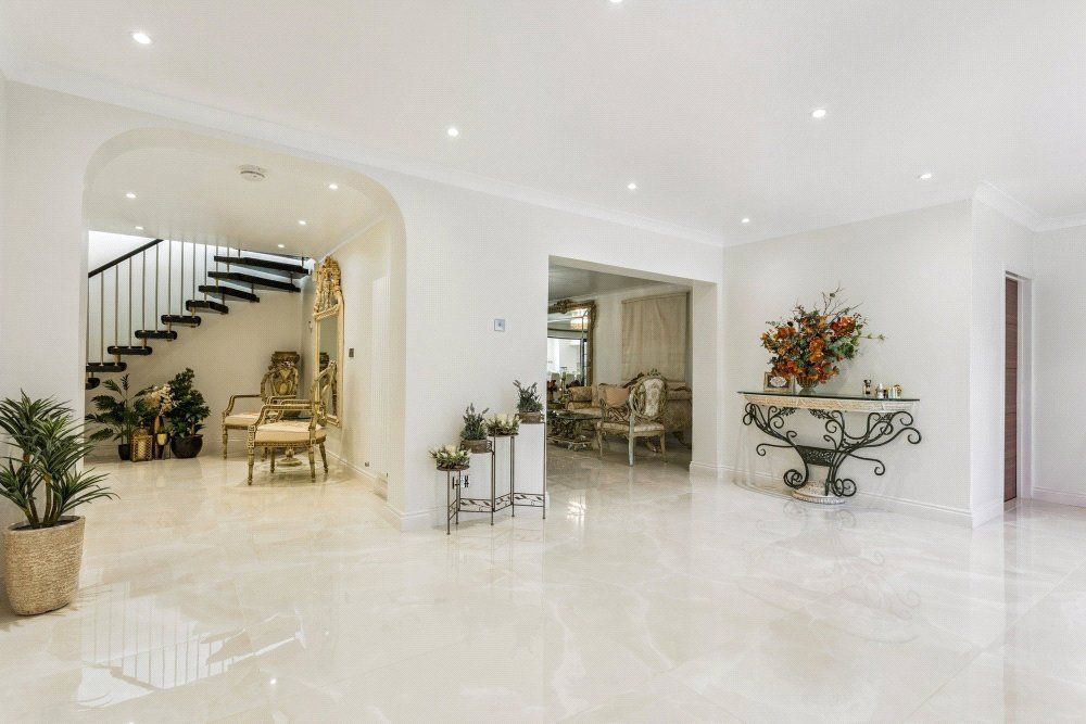 Property photo 2 of 18 Lobby