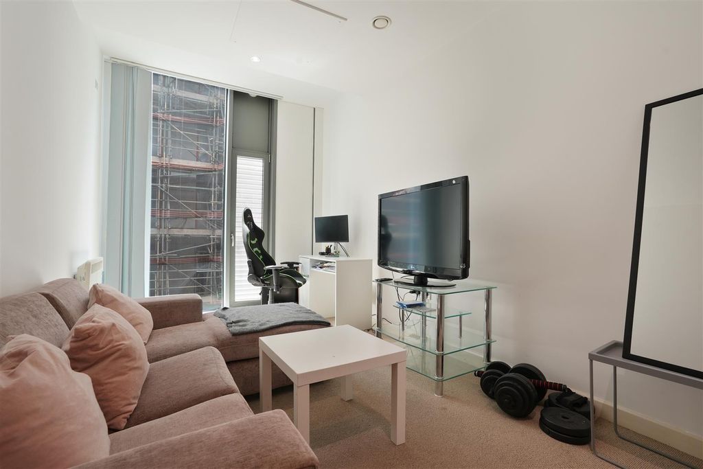 Property photo 3 of 14 Lounge Area