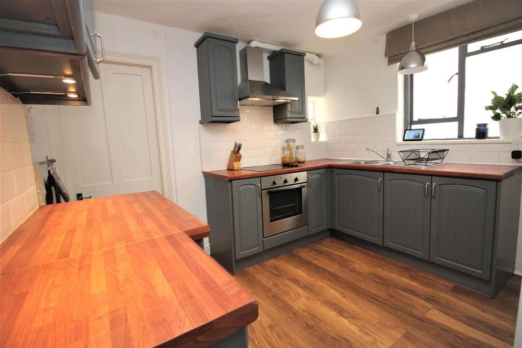 Property photo 3 of 8 Kitchen