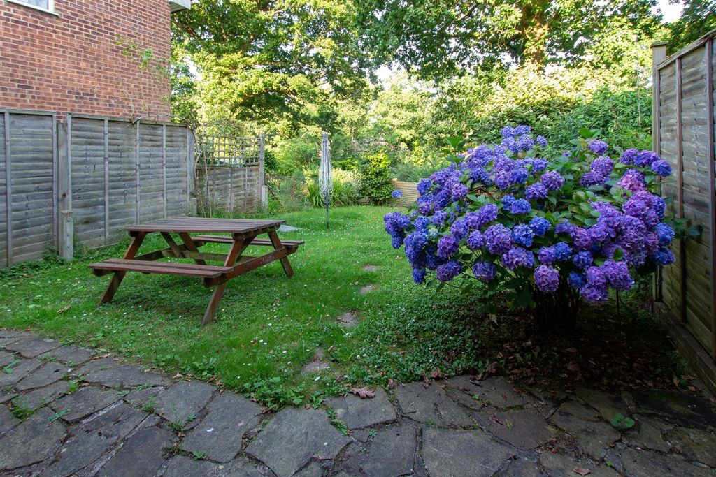 Property photo 3 of 10 79 Wealden Way - Garden-2.Jpg