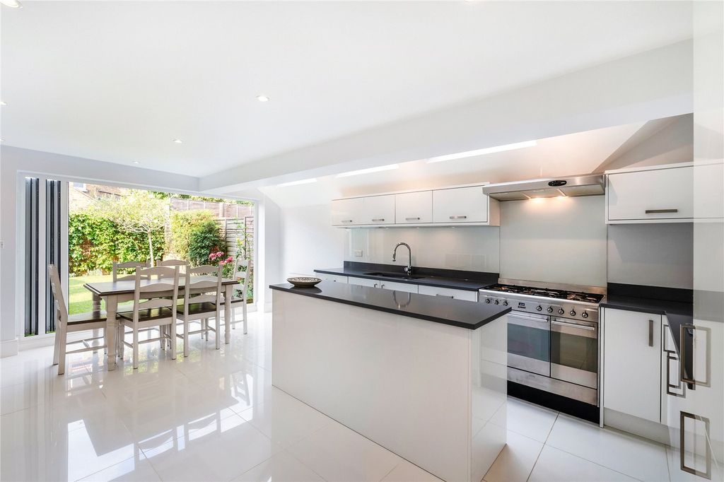Property photo 1 of 10 Kitchen