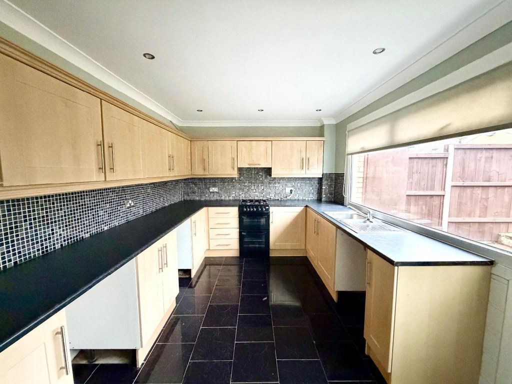 Property photo 3 of 10 Kitchen