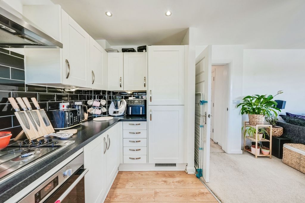 Property photo 3 of 21 Kitchen