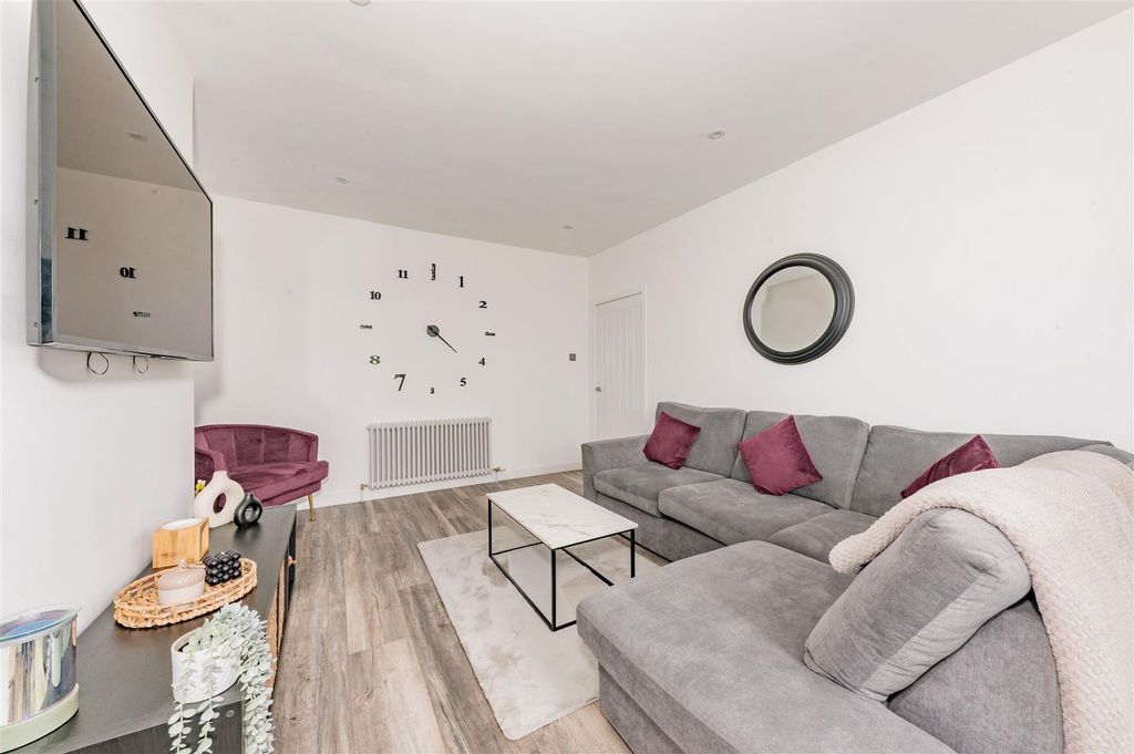 Property photo 3 of 12 51 Gardner Street Dundee-8.Jpg