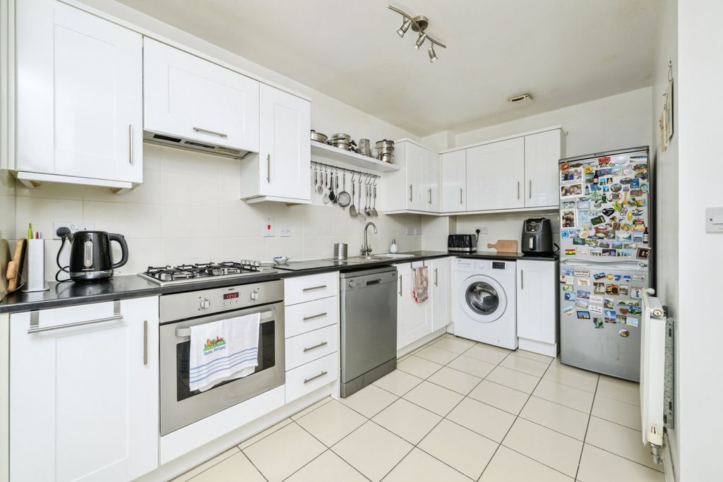 Property photo 3 of 16 Kitchen
