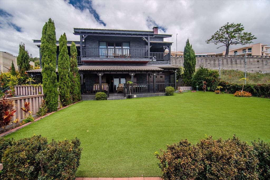 Property photo 1 of 33 4 Bedroom Villa In São Martinho, Funchal