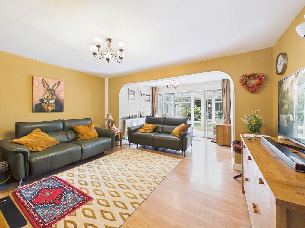 Property photo 3 of 27 Lounge