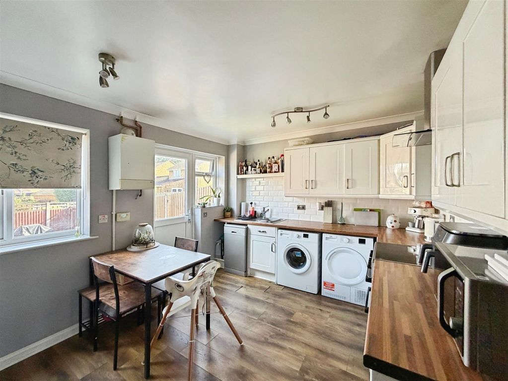 Property photo 3 of 8 Kitchen