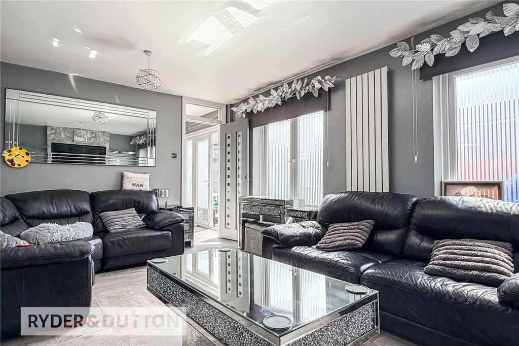 Property photo 3 of 17 Lounge