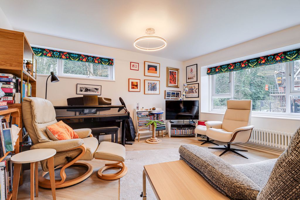 Property photo 2 of 11 Lounge