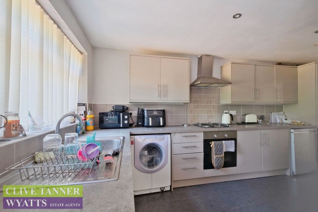 Property photo 3 of 14 Breakfast Kitchen