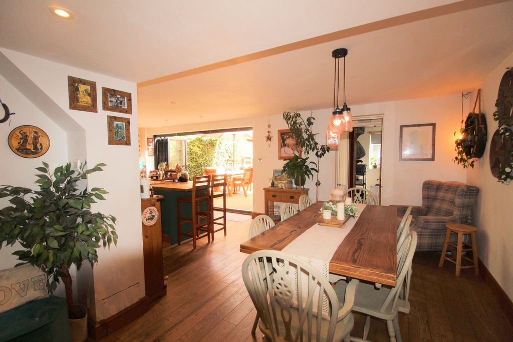 Property photo 3 of 33 Img_43611