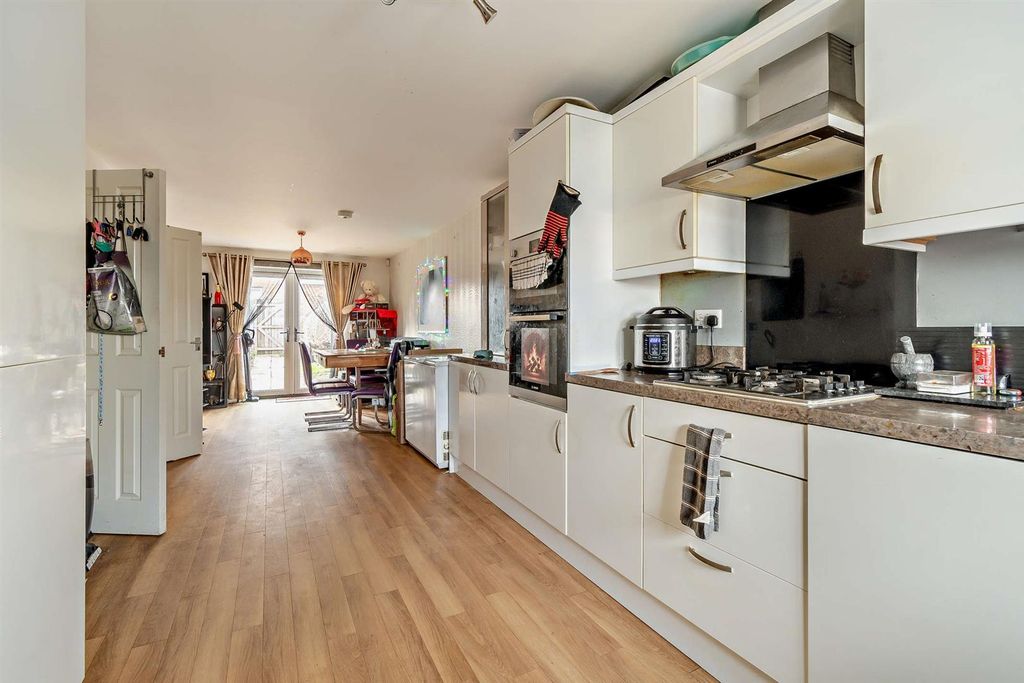 Property photo 2 of 13 8678310-Interior02-800.Jpg