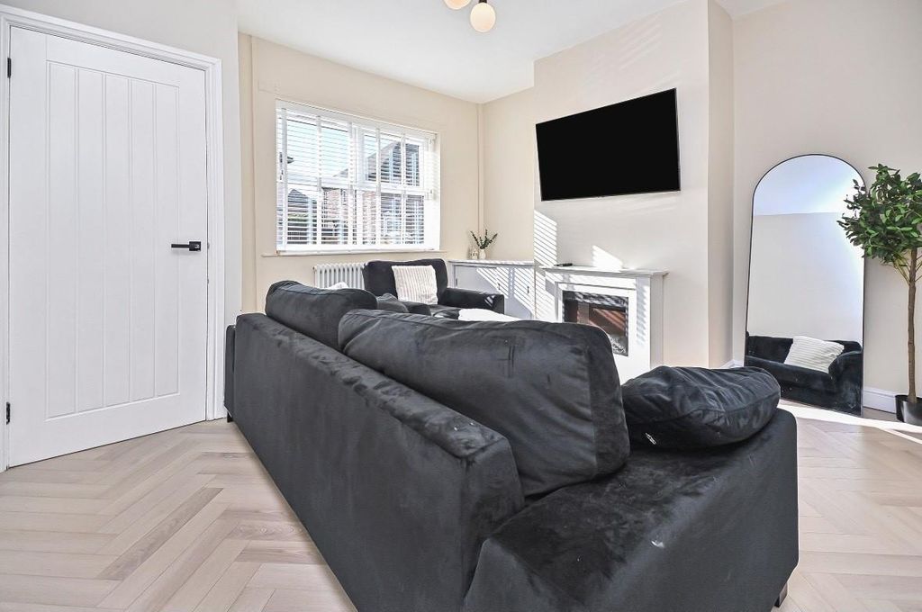 Property photo 3 of 25 Lounge 4.Jpg