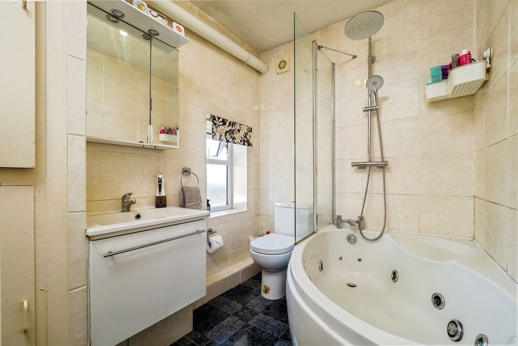 Property photo 3 of 18 Bathroom